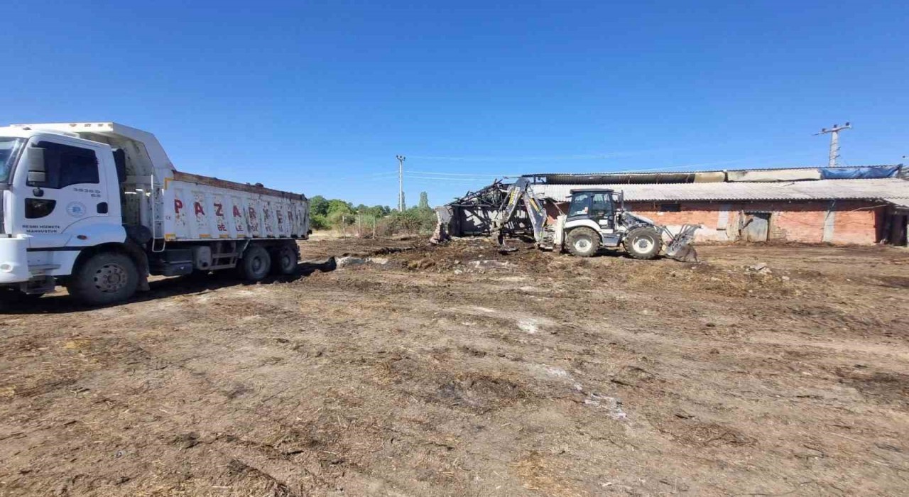 Pazaryerinde yangın mağduru çiftliğe belediyeden destek