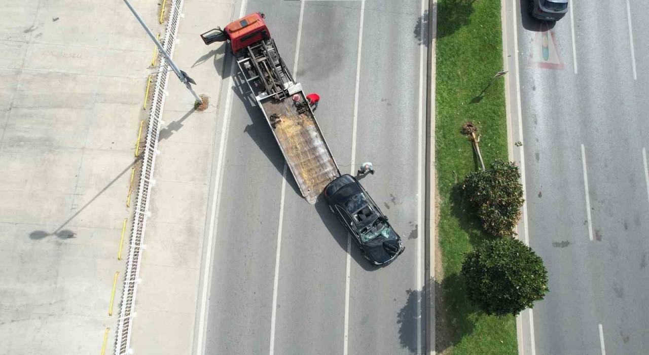 Pendik Sahil Yolunda kaza: Lüks otomobil takla atarak devrildi