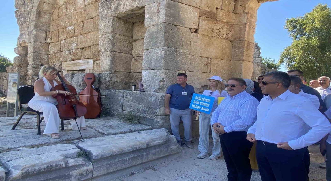Pergede sağlık için yürüdüler