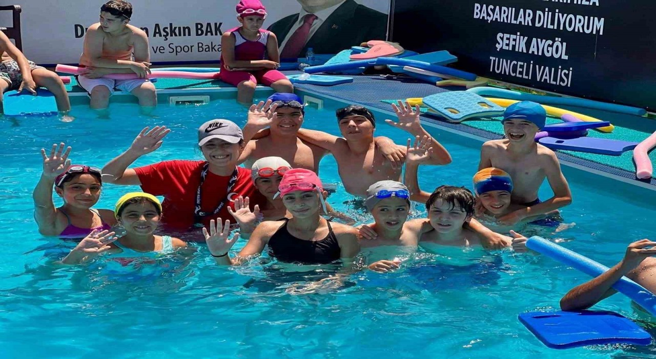 Pertekteki proje ile çocuklar yüzmeyi öğrendi