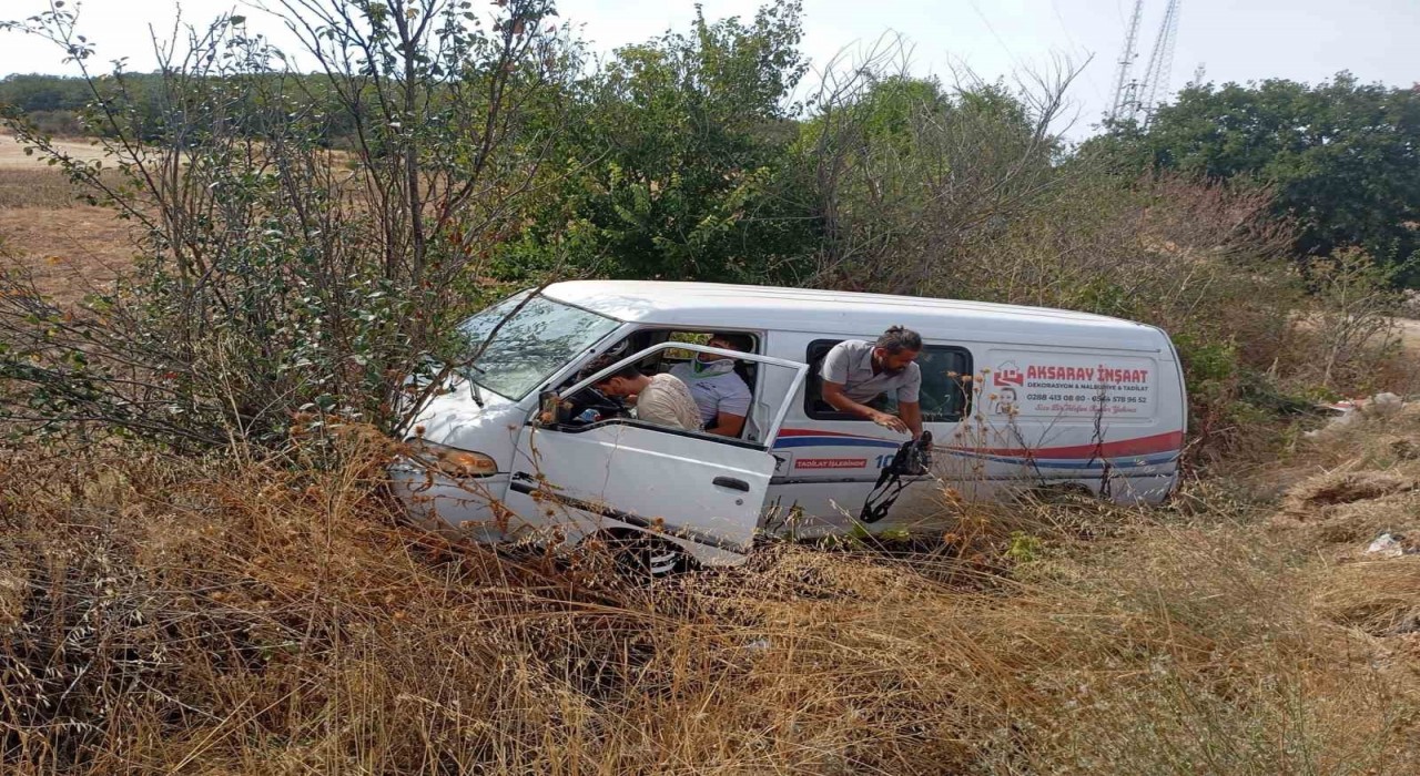 Pınarhisarda panelvan araç şarampole uçtu: 2 yaralı