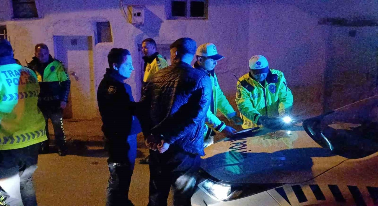 Plakasız otomobille polisten kaçtılar, duvara çarpınca yakalandılar