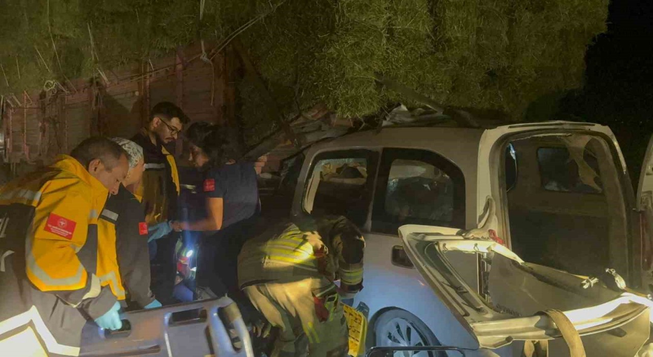 Polatlıda hafif ticari araç kamyonun altına girdi: 2 ölü, 1 yaralı