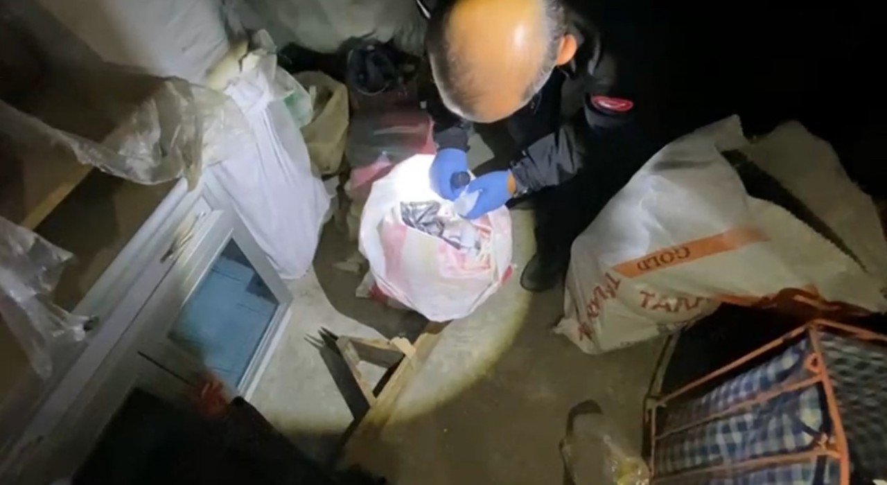 Polis çatı katındaki çuvallarda 15 bin uyuşturucu hap ele geçirdi