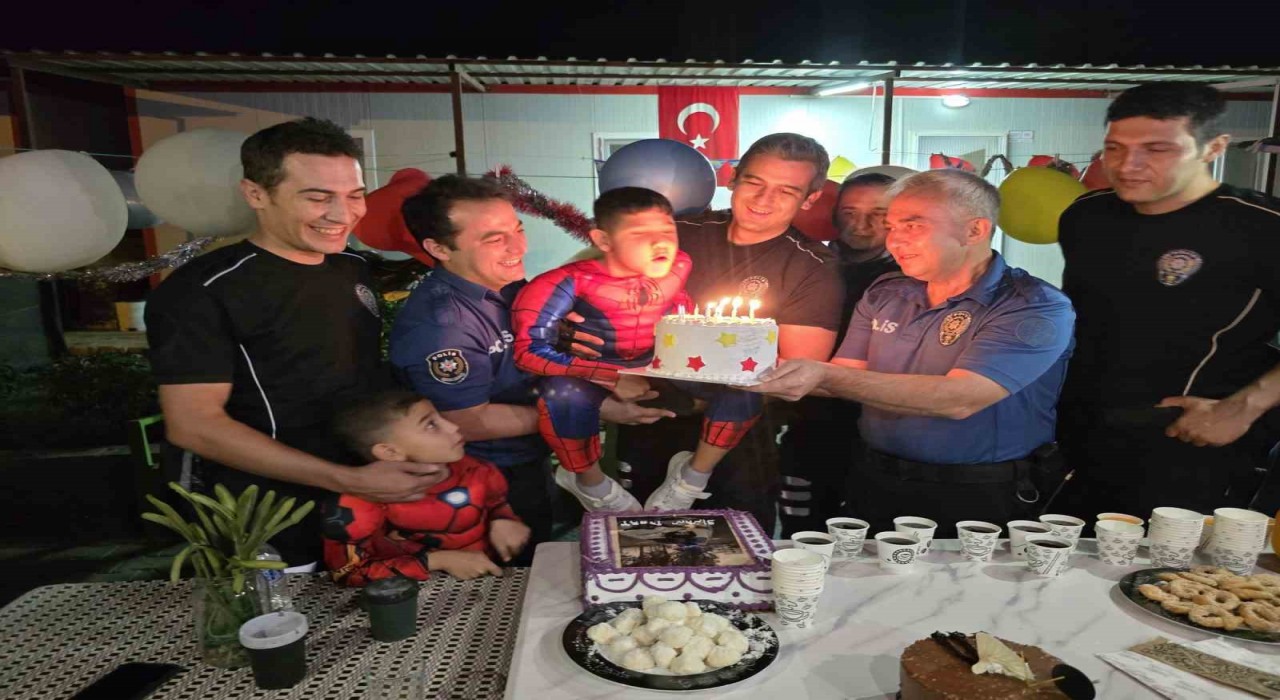 Polis ekipleri, DMD kas hastası çocuğa doğum günü sürprizi yaparak yürekleri ısıttı