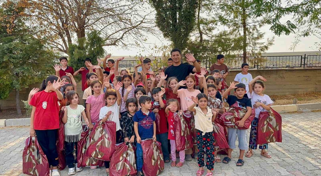 Polis memuru Mustafa Şahin, köyde okuyan çocukları unutmadı