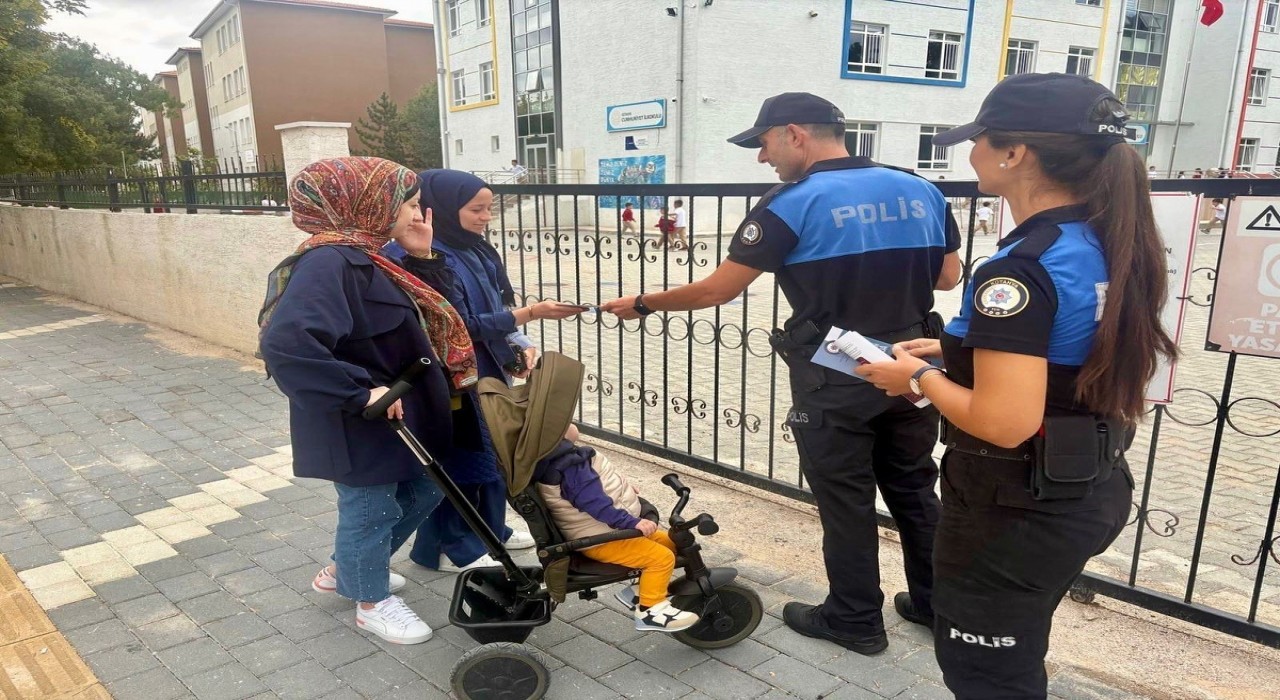Polislerden velilere güvenli eğitim bilgilendirmesi