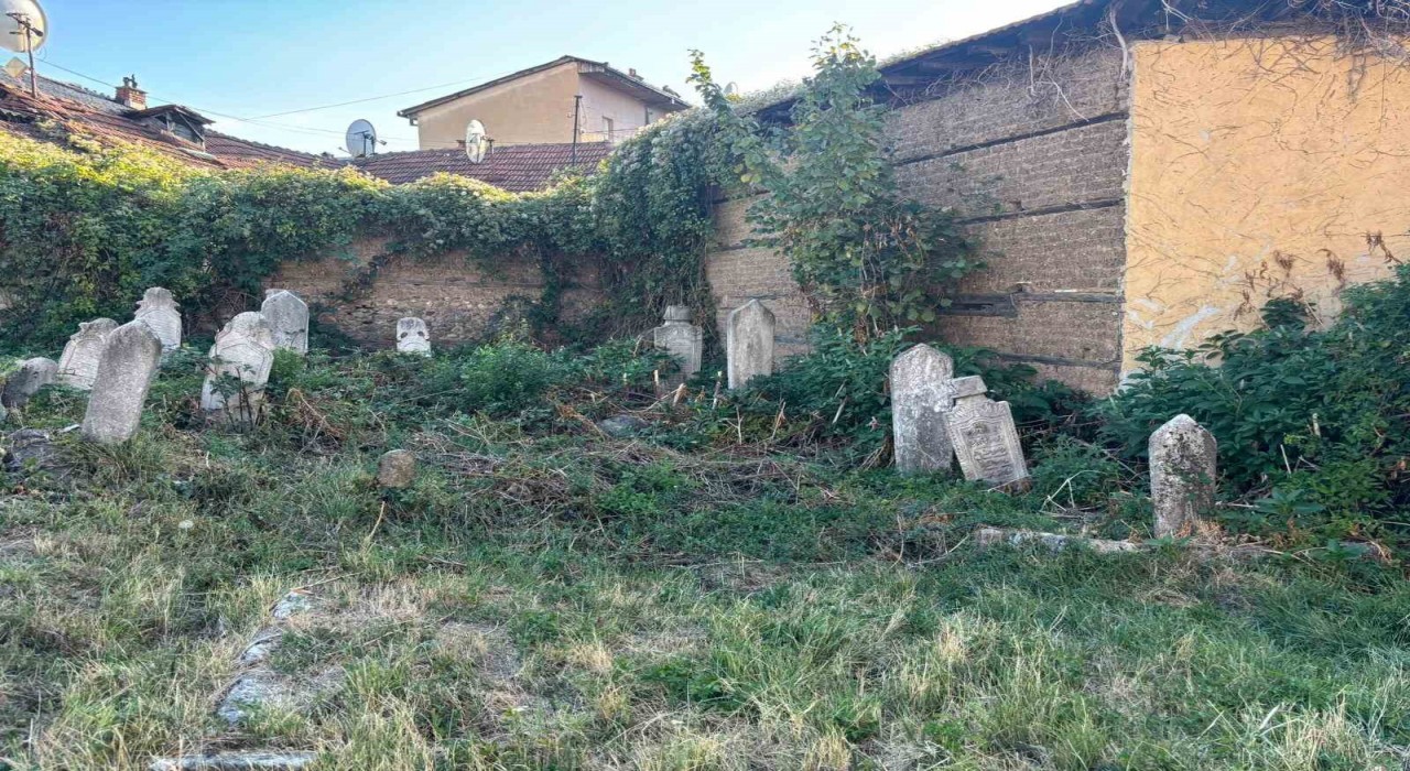 Prizrende Suzi Çelebi türbesi ihya edilmeyi bekliyor