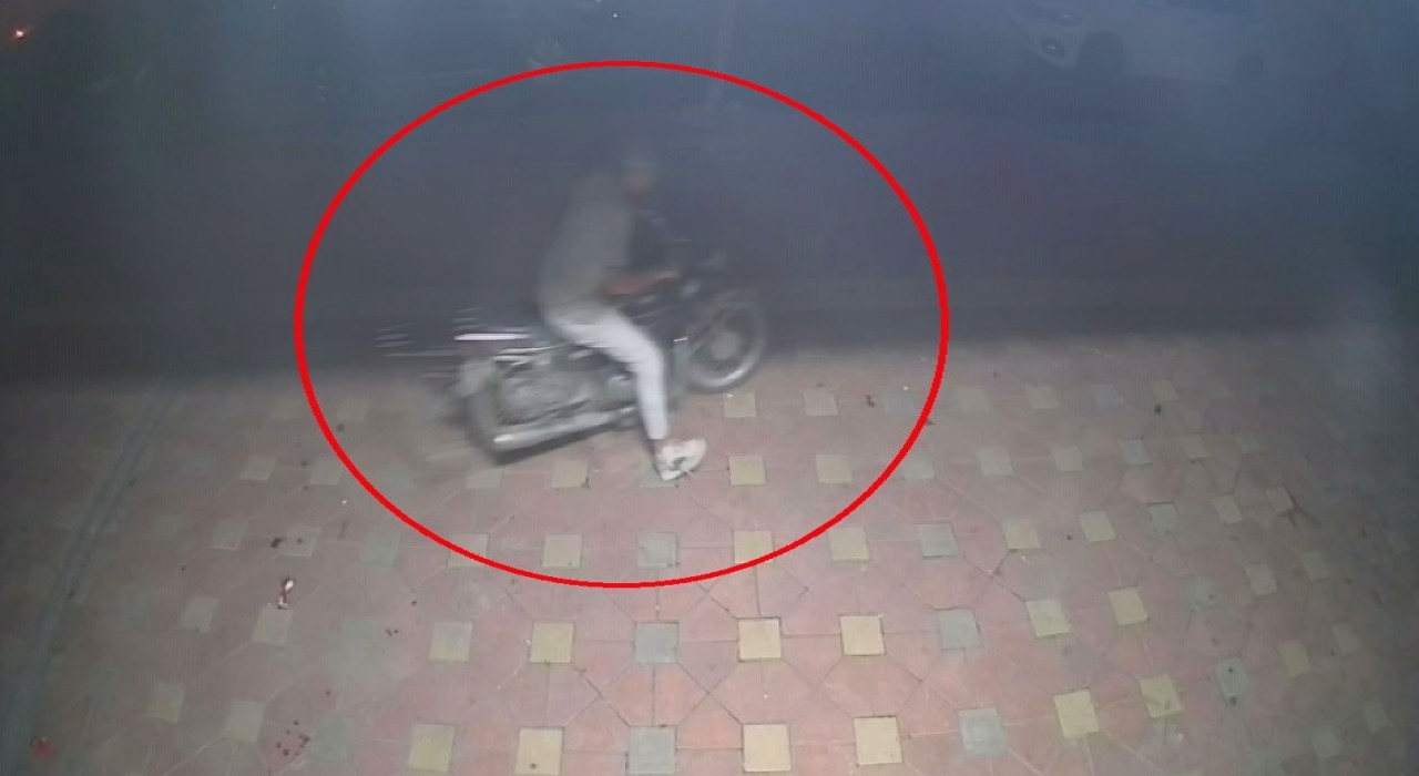 Rahatlığıyla pes dedirten hırsız, saniyeler içerisinde motosiklete kendi malı gibi binip gitti