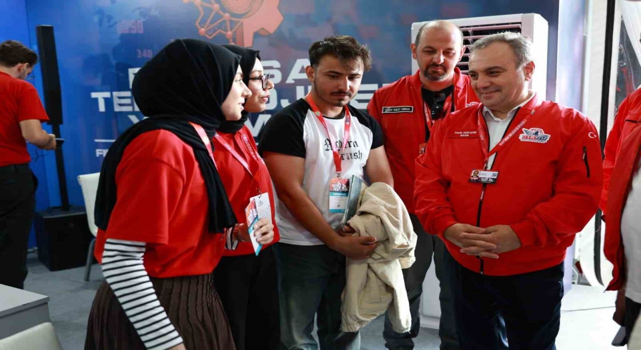 Rektör Altun, TEKNOFESTte teknoloji tutkunları ile buluştu
