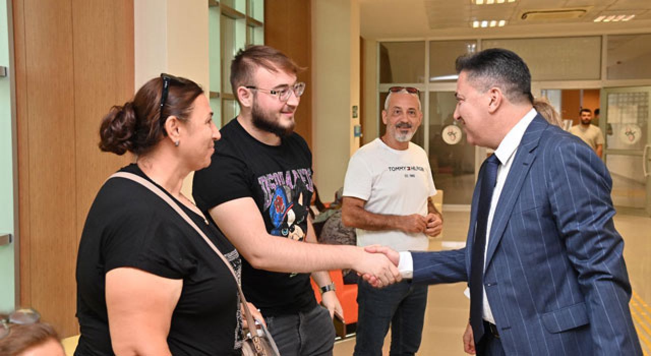 Rektör Uzun Kayıt Yaptıran Öğrenciler ve Ailelerle Buluştu