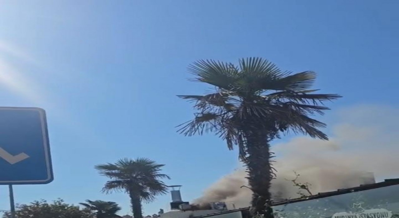 Restoranın çatısından yükselen dumanlar paniğe neden oldu