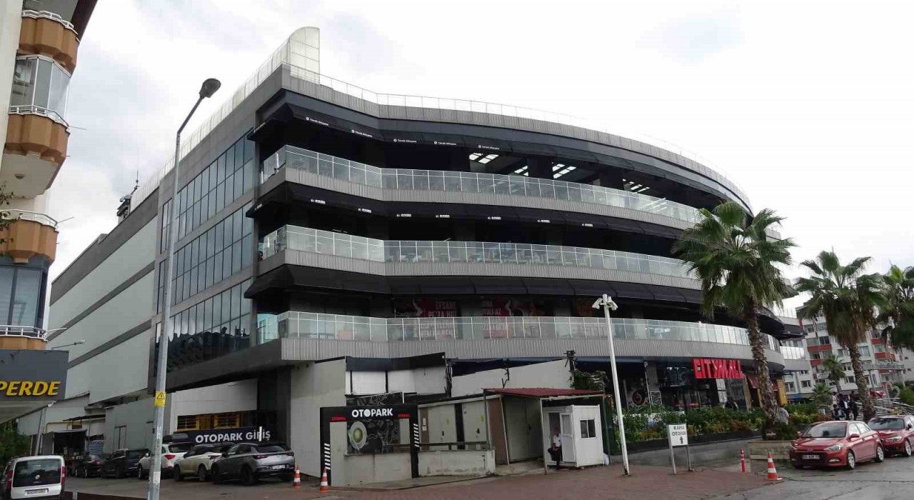 Ruhsatı iptal edilen AVMde iş yerlerine kapanış tebligatı