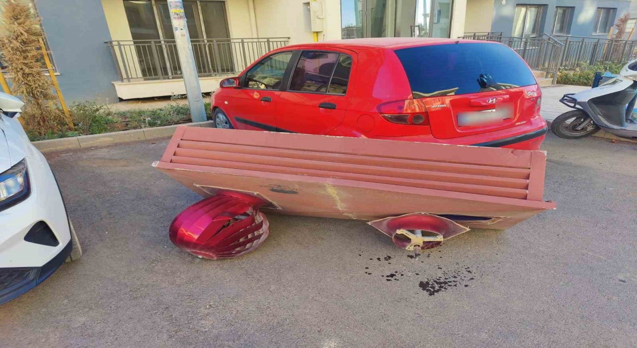 Rüzgarda uçan havalandırma cihazı aracın üzerine düştü