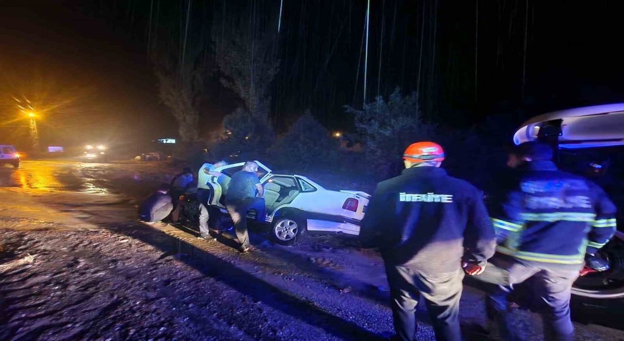 Sağanak sonrası çamura saplanan araç mahsur kaldı