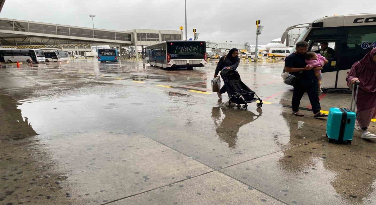 Sağanak yağış Sabiha Gökçendeki yolculara zor anlar yaşattı