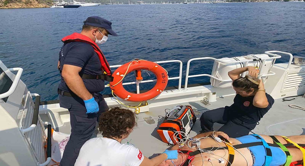 Sahil Güvenlik 2 tekneden 2 vatandaşın tıbbi tahliyesini gerçekleştirdi