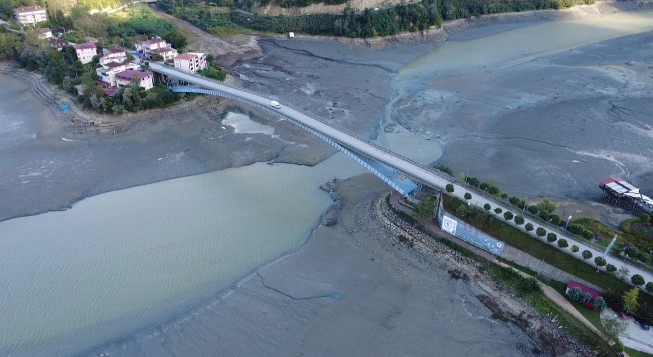 Saklı cennet Ayvacıkta baraj suları çekildi, kara ortaya çıktı