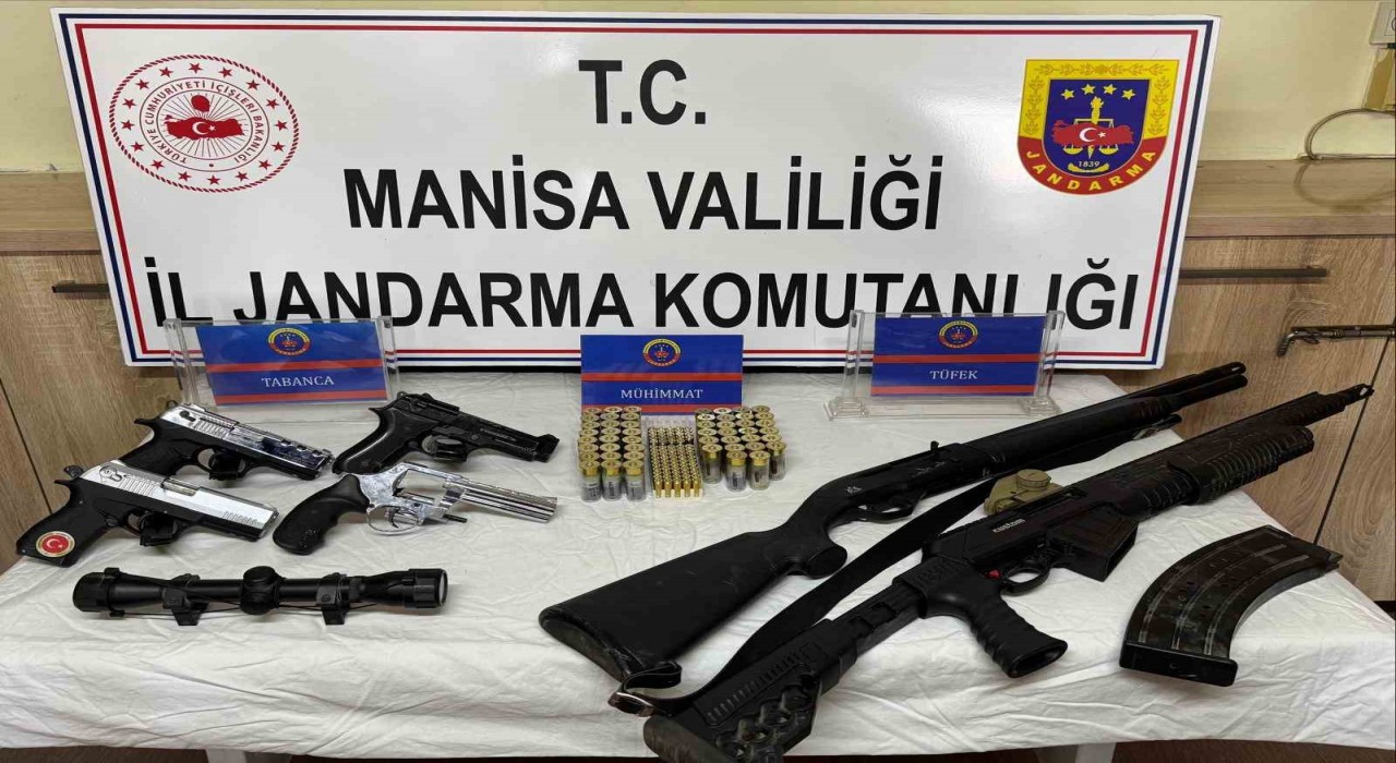Salihlide ikametten çok sayıda ruhsatsız tabanca ve tüfek çıktı
