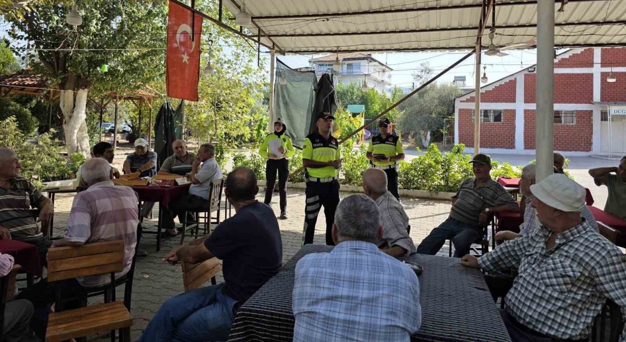Salihlide polis ve jandarmadan vatandaşlara trafik eğitimi