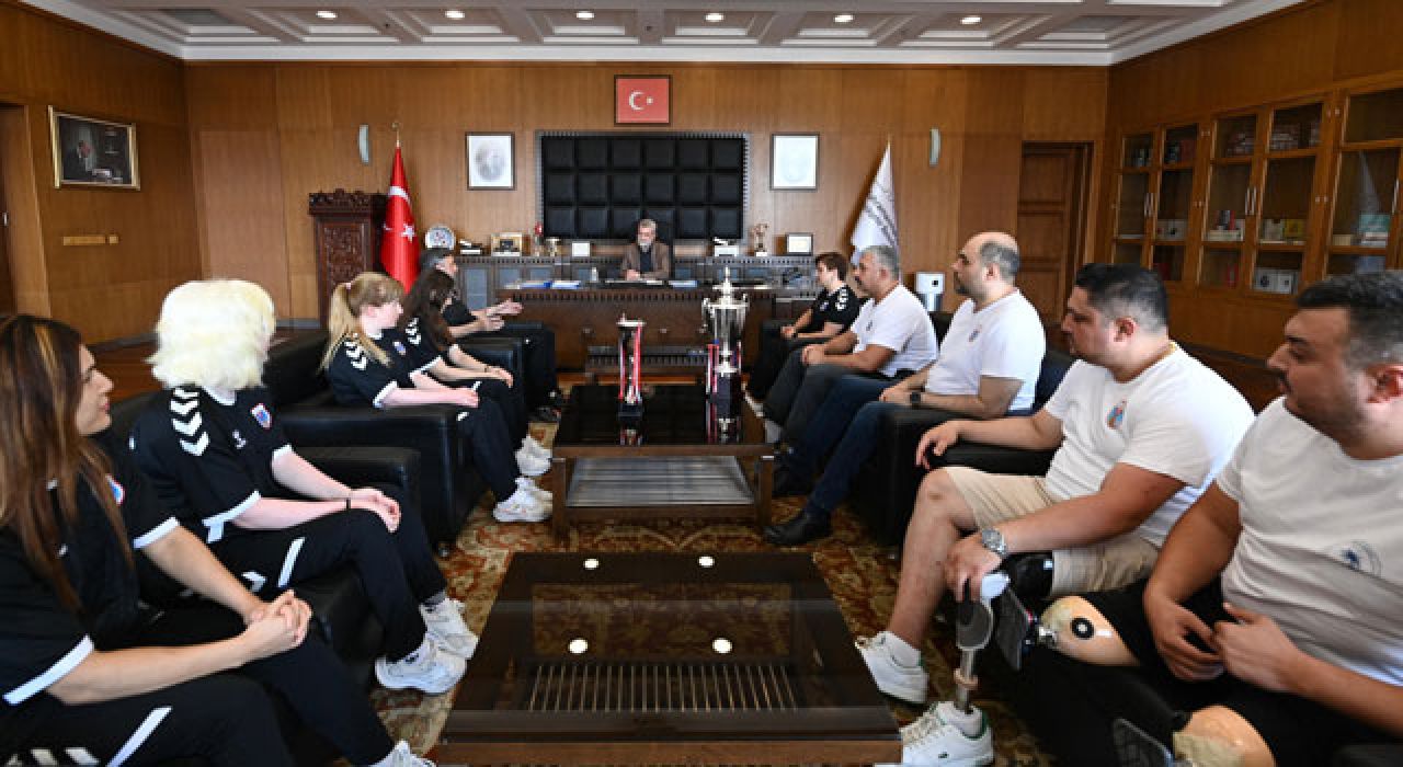 Şampiyon Voleybolcular Başkan Görgel’i Ziyaret Etti