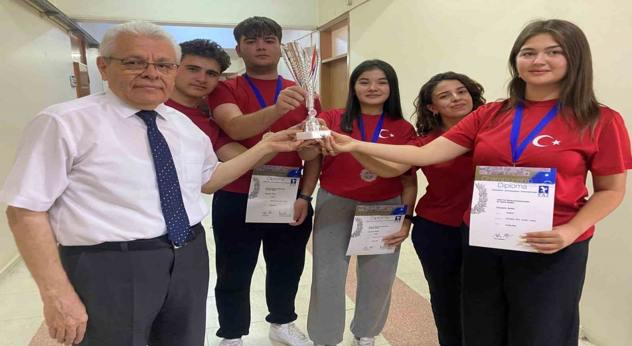 Şampiyonlar Alaşehirde alkışlarla karşılandı