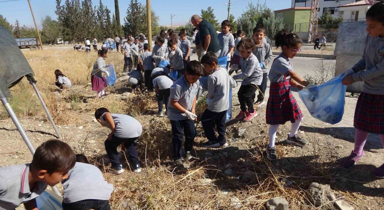 Şamsatta öğrenciler temizlik için sokaklarda