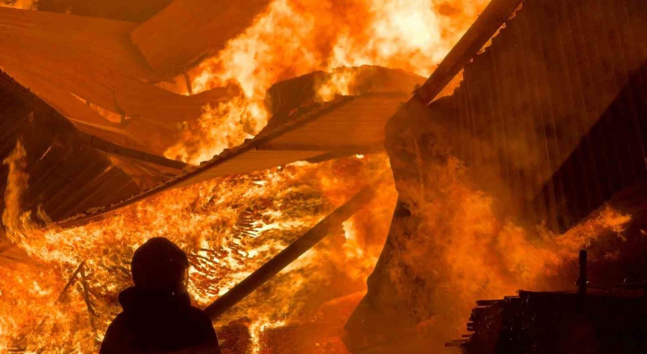 Samsunda kereste fabrikası alev alev yanıyor