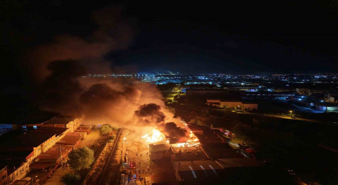 Samsunda kereste fabrikası alevlere teslim: Yangın havadan görüntülendi