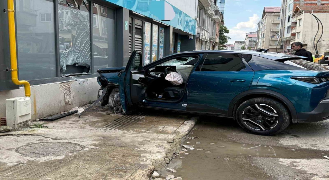 Samsunda kontrolden çıkan otomobil, park halindeki araçlara çarptı: 1 yaralı