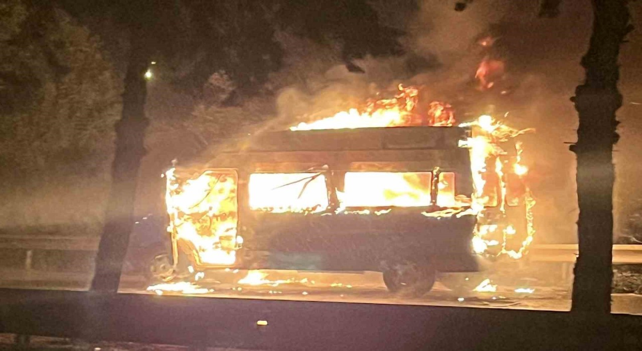 Samsunda minibüs alev alev yandı