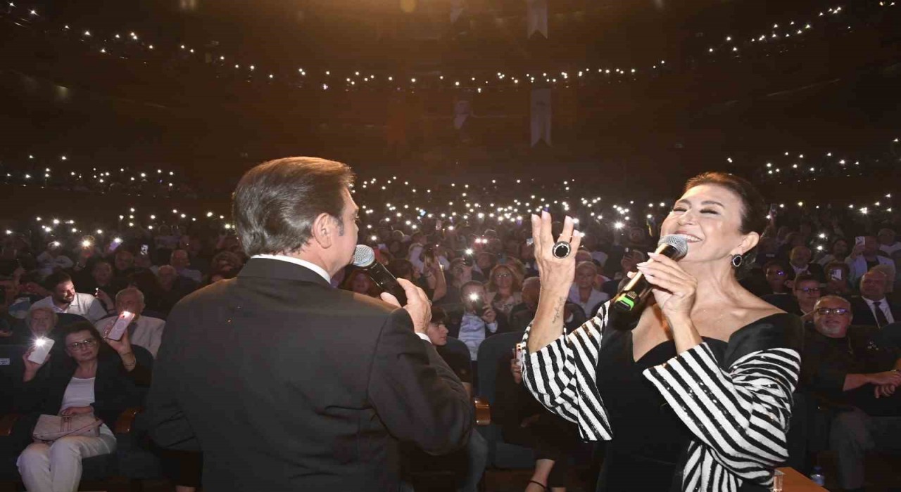 Sanat Güneşi Zeki Müren Osmangazide en sevilen şarkılarıyla anıldı