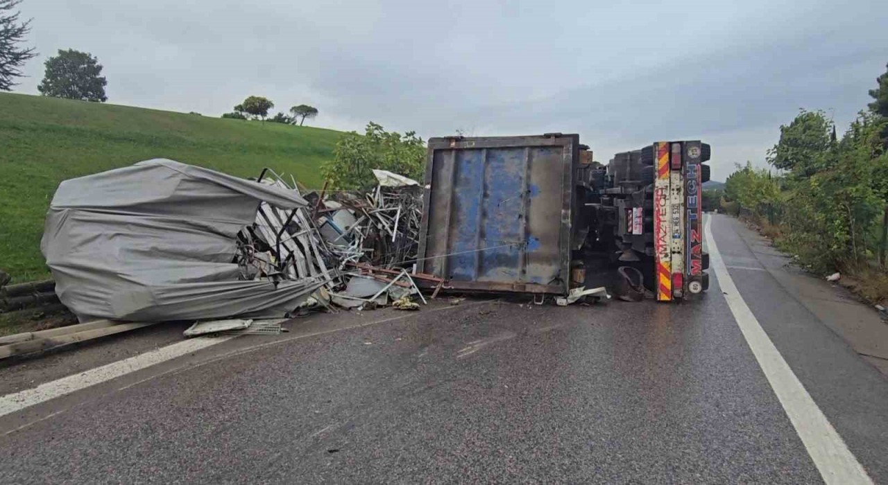 Sancaktepede virajı alamayan hurda yüklü kamyon yan yattı: 1 yaralı