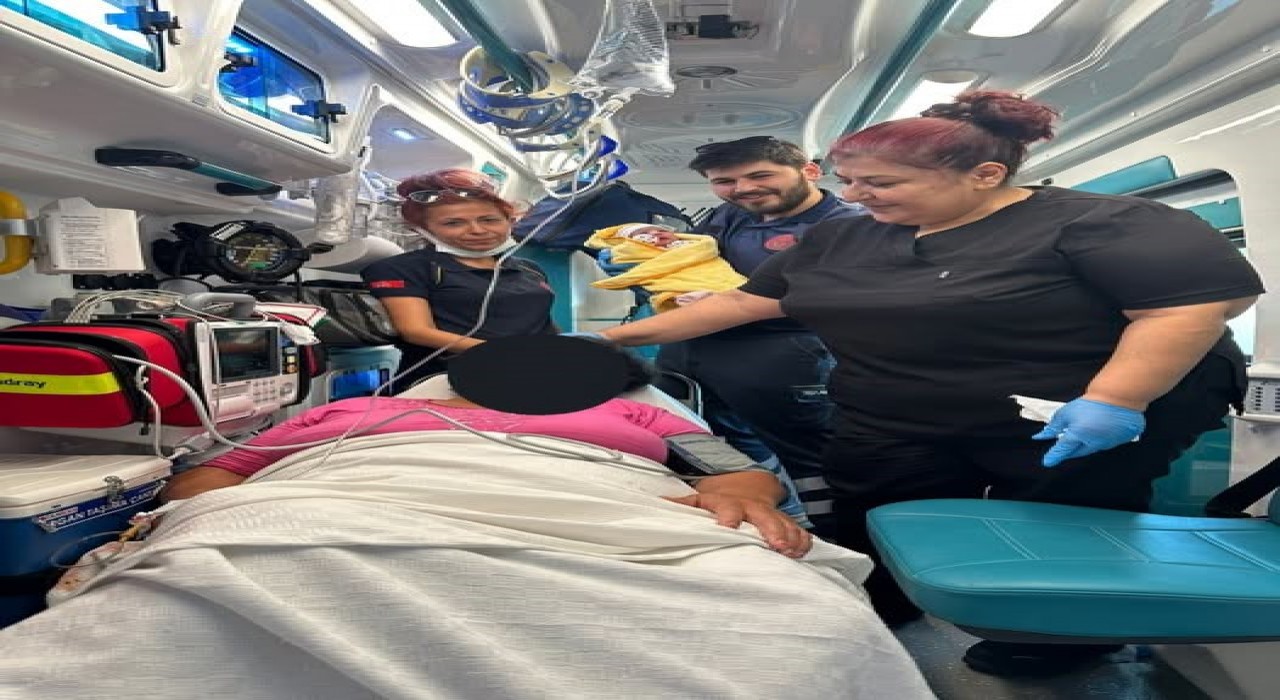 Sancıları başlayan anne hastaneye yetişemedi