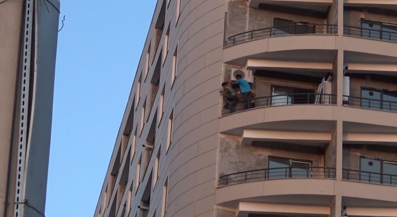 Şanlıurfada binanın 8inci katındaki tehlikeli çalışma yürekleri ağza getirdi
