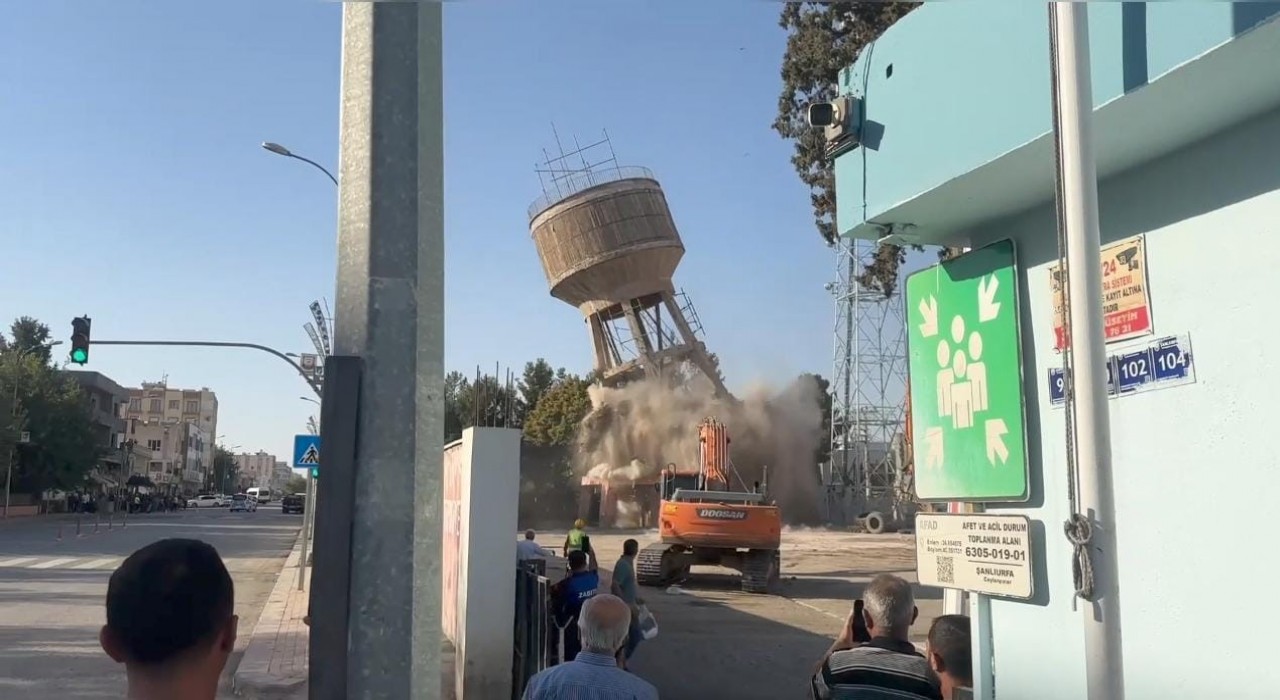 Şanlıurfada evlenmek ya da iş isteyenlerin çıktığı yarım asırlık su kulesi yıkıldı