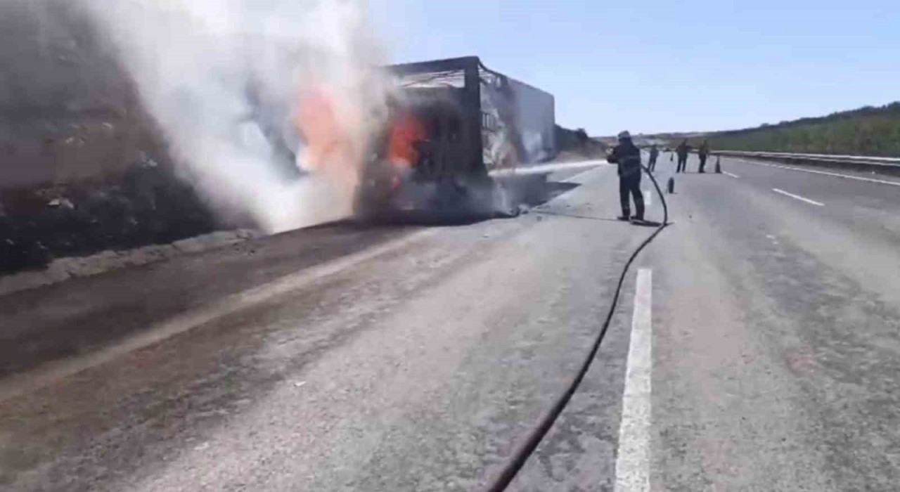 Şanlıurfada saman yüklü tır alev alev yandı