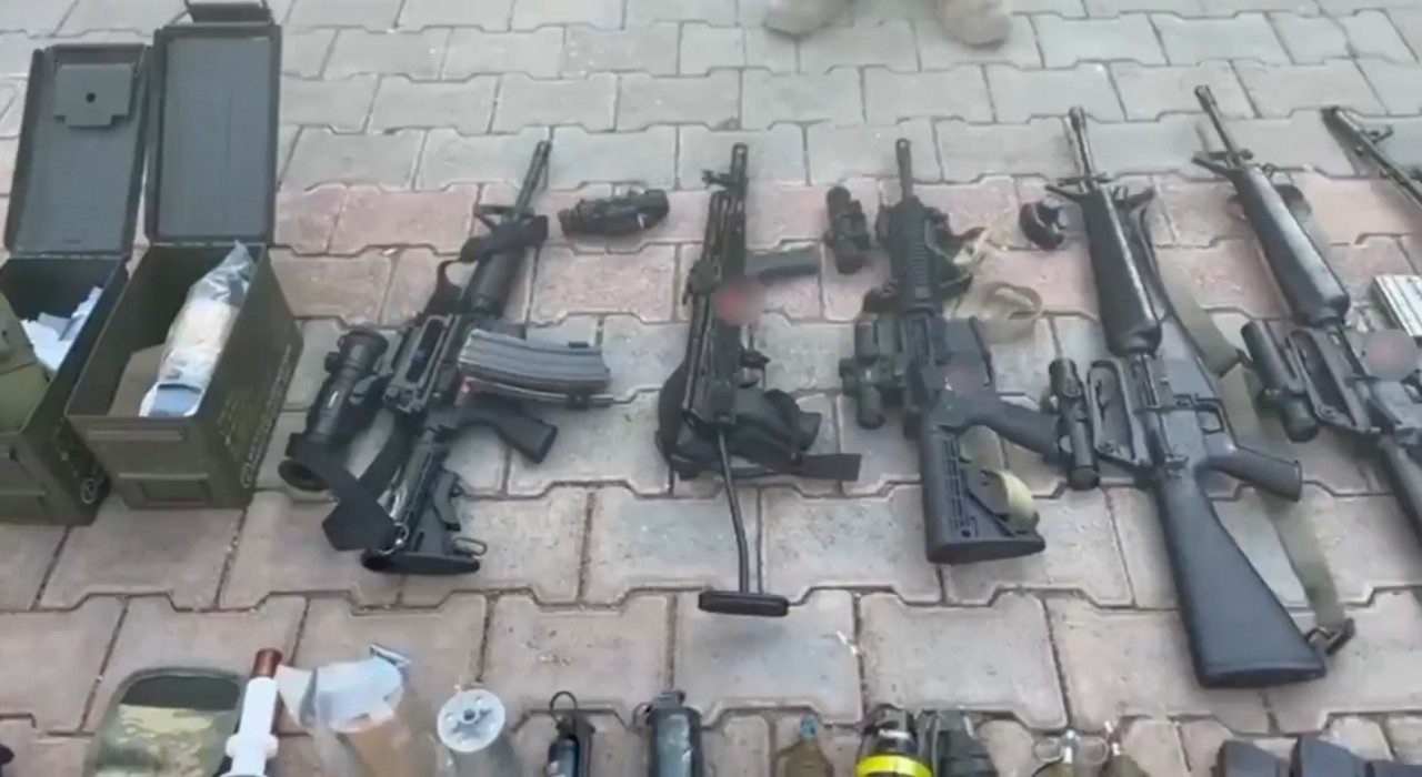 Şanlıurfada silah kaçakçılığı operasyonunda cephanelik ele geçirildi: 2 tutuklama