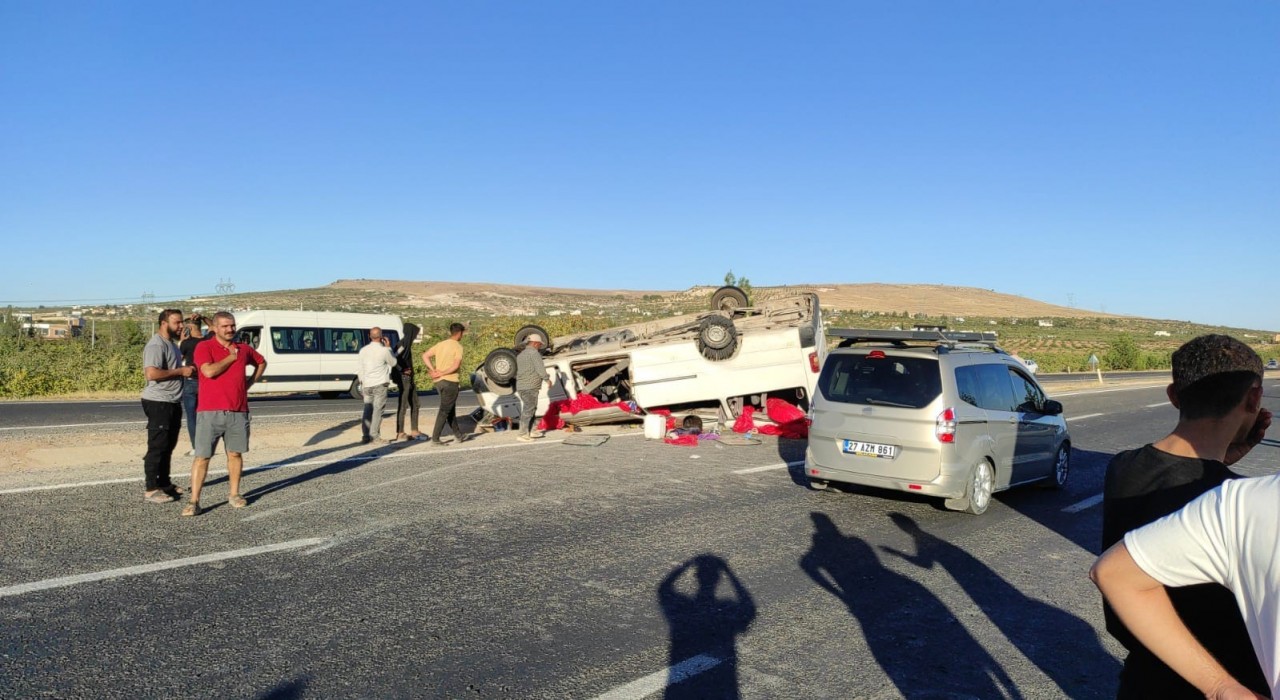 Şanlıurfada tarım işçilerini taşıyan minibüs devrildi: 20 yaralı