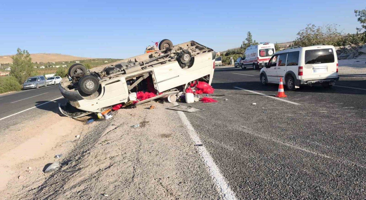 Şanlıurfada tarım işçilerini taşıyan minibüs devrildi: 20 yaralı