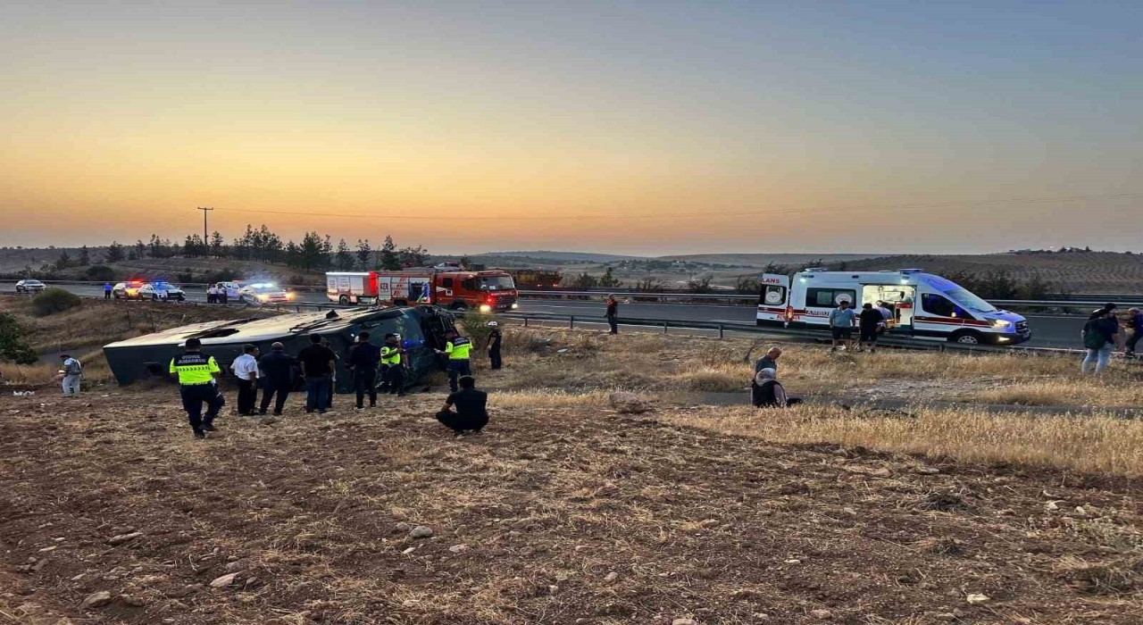 Şanlıurfada yolcu otobüsü devrildi: 27 yaralı