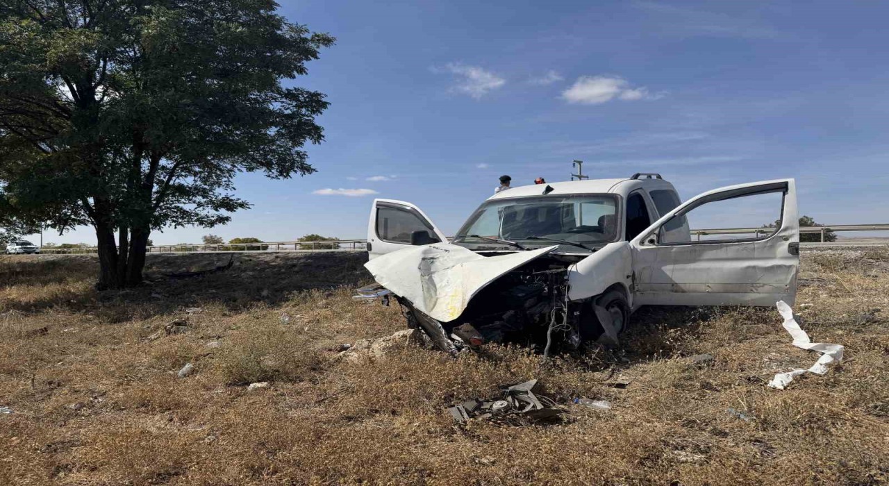 Şarampole düşen araçtakiler kazayı hafif atlattı