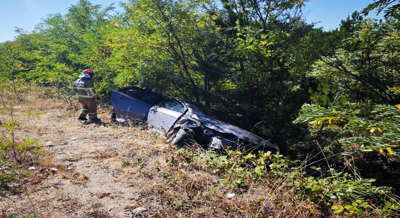 Şarampole uçan otomobildeki 3 kişi yaralandı