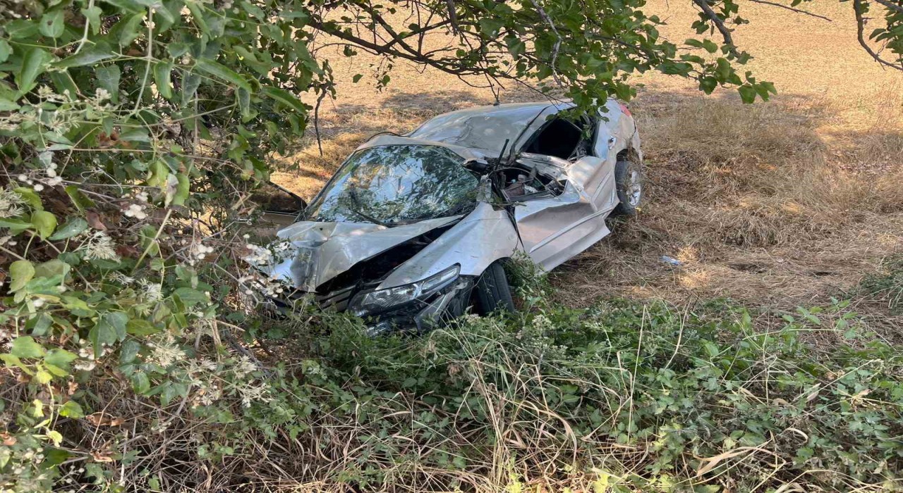 Şarampole yuvarlanan otomobil ağaçlara çarparak durabildi: 1 ağır yaralı