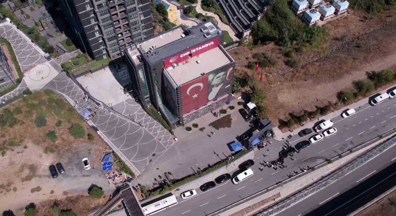 Sarıyerdeki CHP binası önünde bekleyiş sürüyor