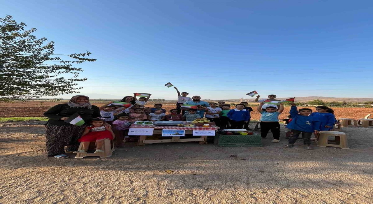 Savaşta katledilen akranları için annelerinin yaptıkları yiyecekleri satan minikler gönülleri fethettiler