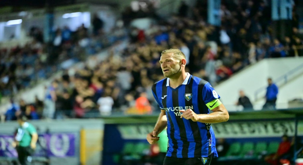 Sedat Cengiz sahneye çıktı Karacabey seriyi 3 maça çıkardı