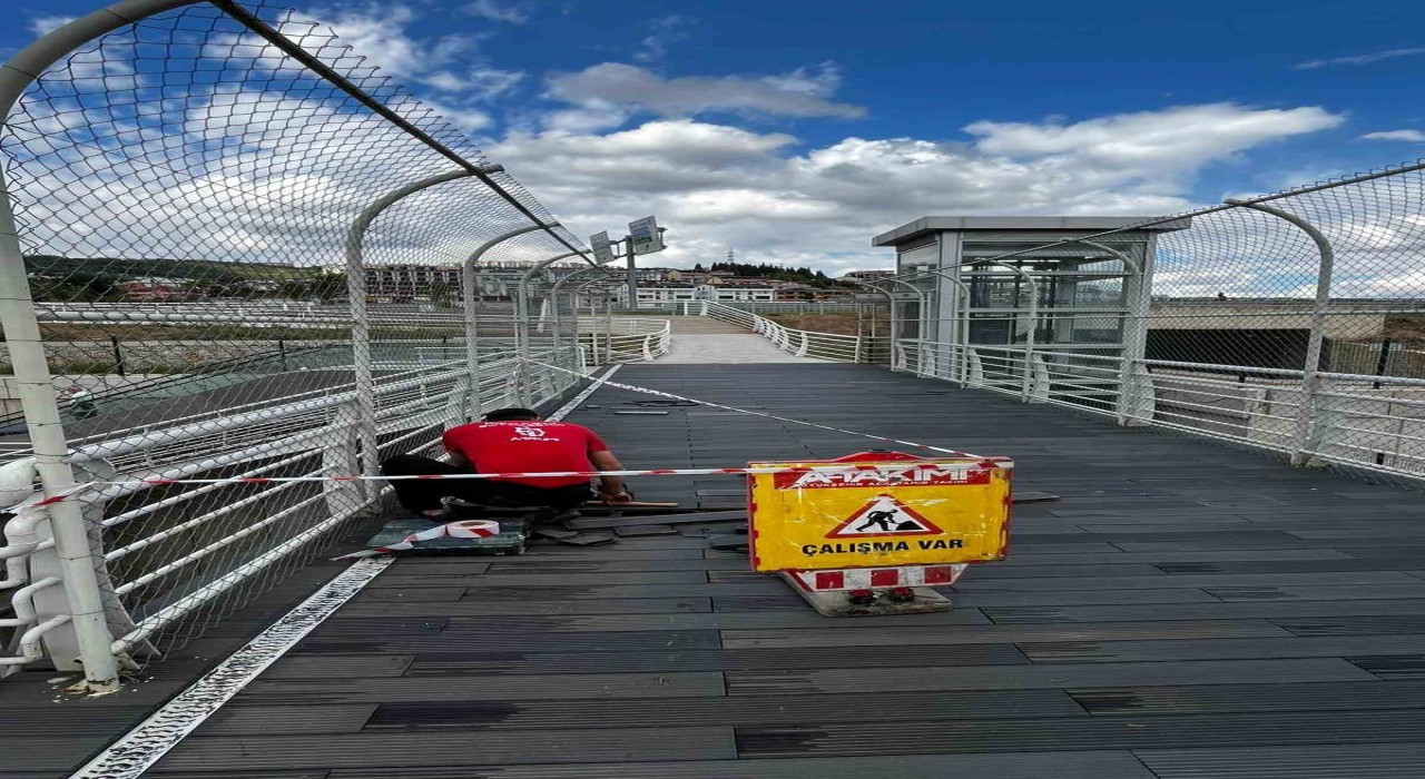 Şehir hastanesi üst geçidinde zemin tadilatı yapıldı