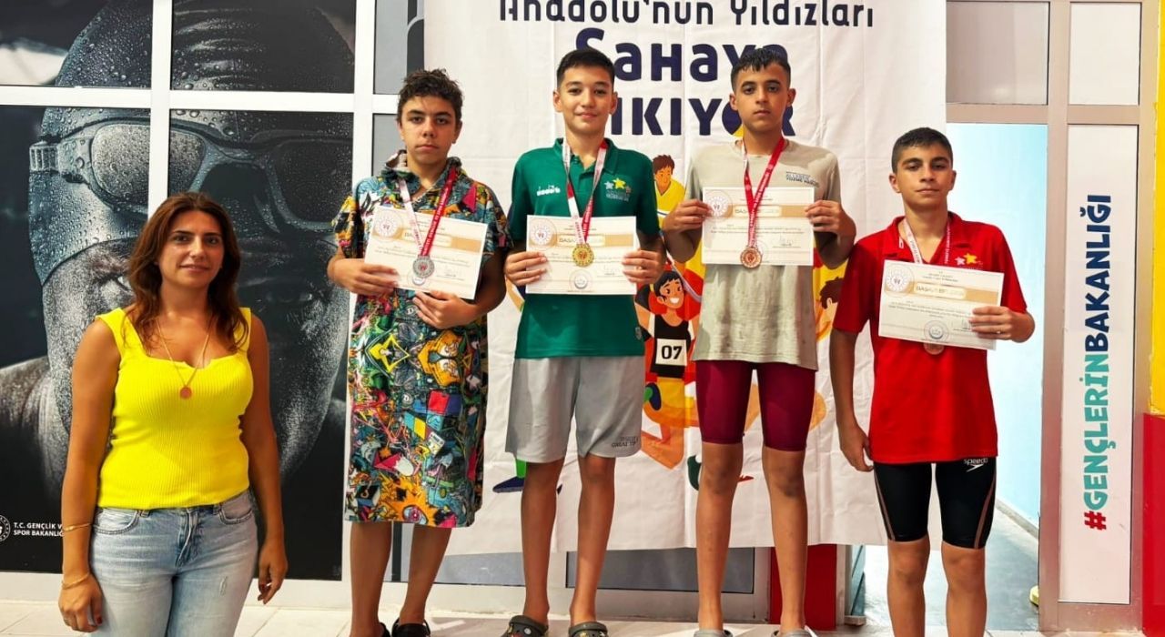 Şehitkamil’in genç yüzücüleri kürsüleri doldurdu