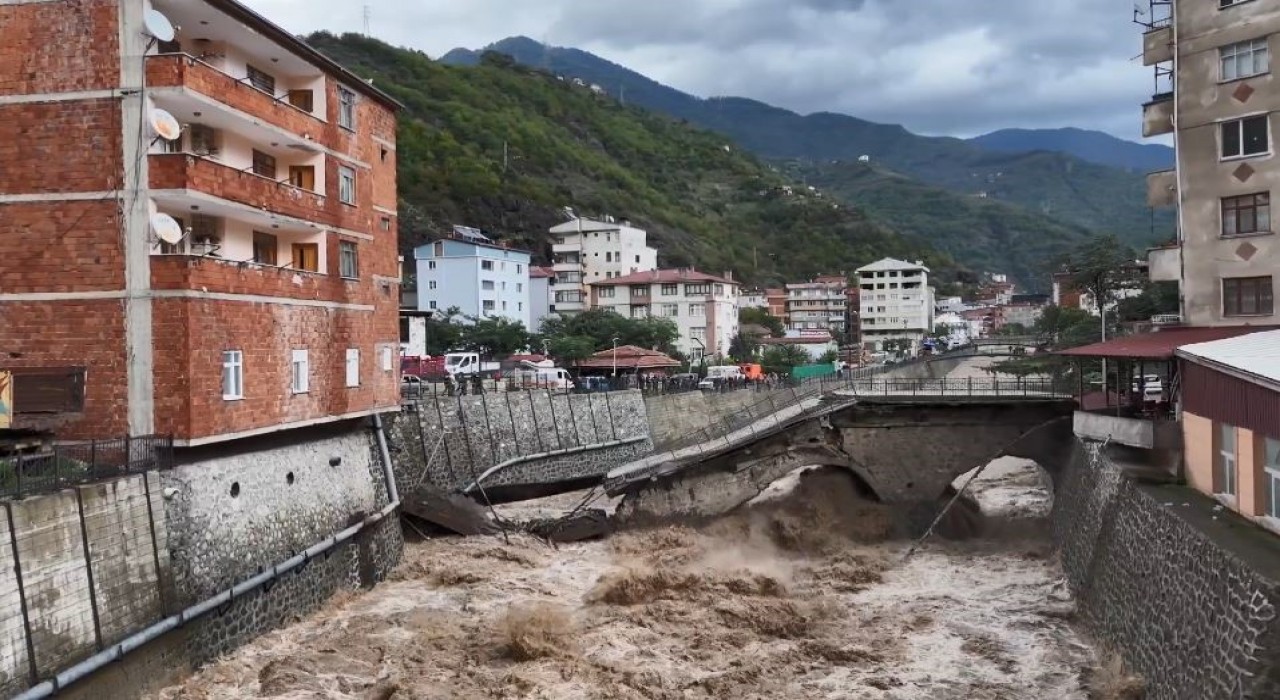 Sel suları Borçkadaki asırlık tarihi köprüyü yıktı